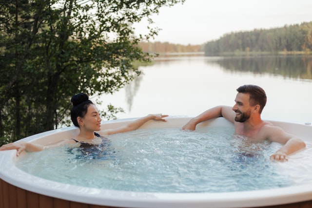 Rompan la rutina visitando el spa en pareja